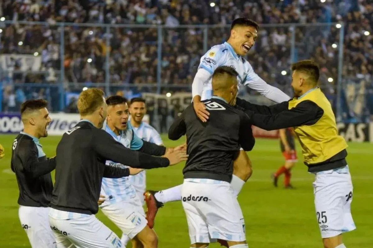 Argentinalı futbolçu 70 metrdən baxımlı qol vurub
