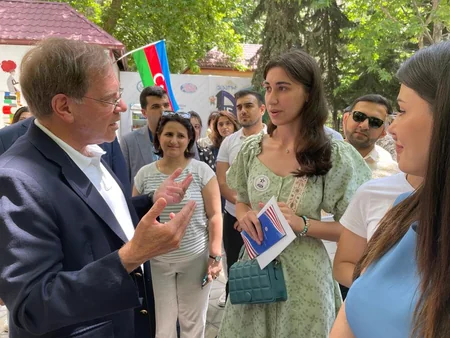 ABŞ səfirliyi “EducationUSA” məzun yarmarkası təşkil edib