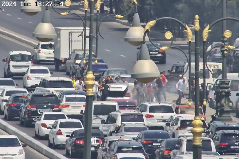 Heydər Əliyev prospektində avtomobildə tüstülənmə olub, sıxlıq yaranıb