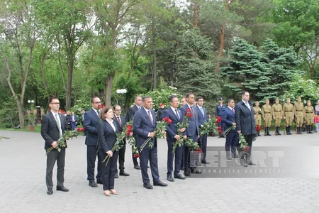 Azerbaijani delegation members lay flowers at Heydar Aliyev's monument in Astrakhan