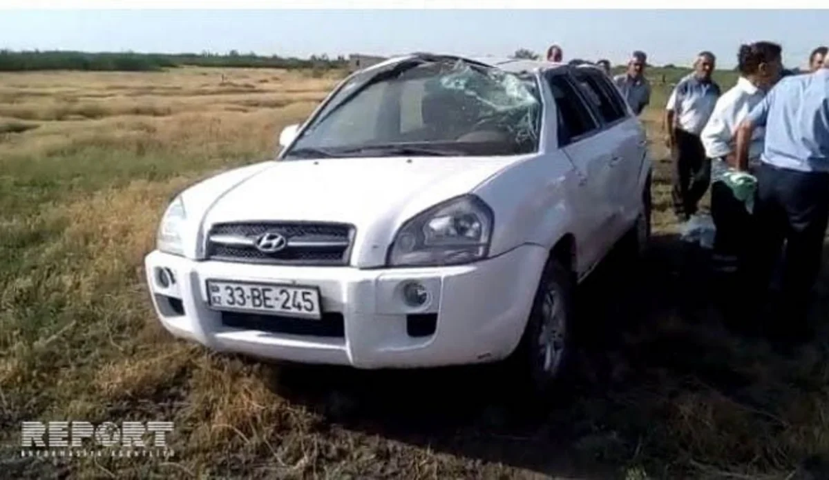 Kürdəmirdə minik maşını aşıb, sürücü xəsarət alıb - FOTO