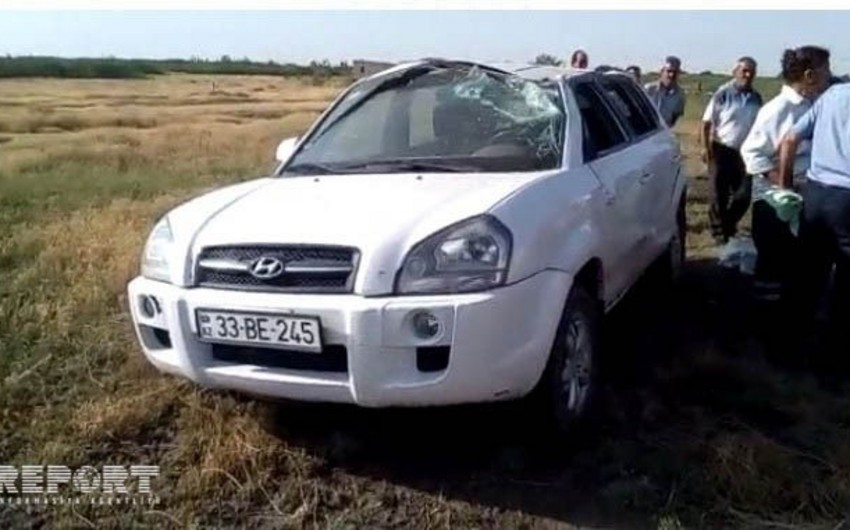 Kürdəmirdə minik maşını aşıb, sürücü xəsarət alıb - FOTO