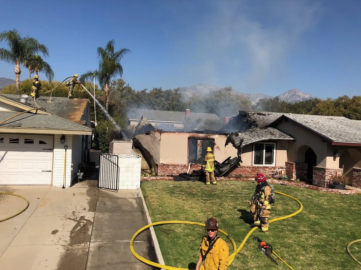 ABŞ-da təyyarə evin üstünə düşüb, ölən var - FOTO - VİDEO
