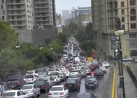 Bakının bəzi yollarında sıxlıq yaranıb