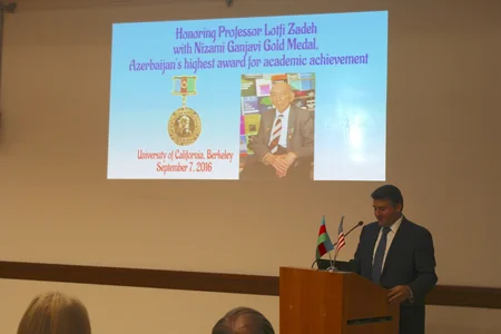 Kaliforniyanın Berkli Universitetində azərbaycanlı professor Lütfi Zadəyə Azərbaycan medalı təqdim olunub