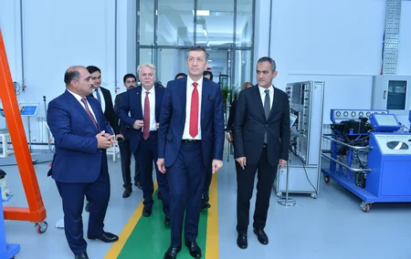 Türkiyənin təhsil naziri Bakı Dövlət Peşə Təhsil Mərkəzində olub