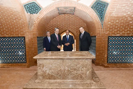 Prezident Bərdə türbəsində və Torpaqqala kompleksində əsaslı yenidənqurmadan sonra yaradılan şəraitlə tanış olub