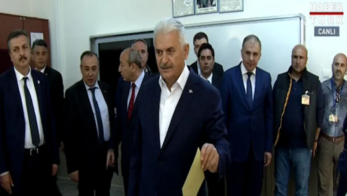 Türkiyənin baş naziri Bineli Yıldırım referendumda səs verib