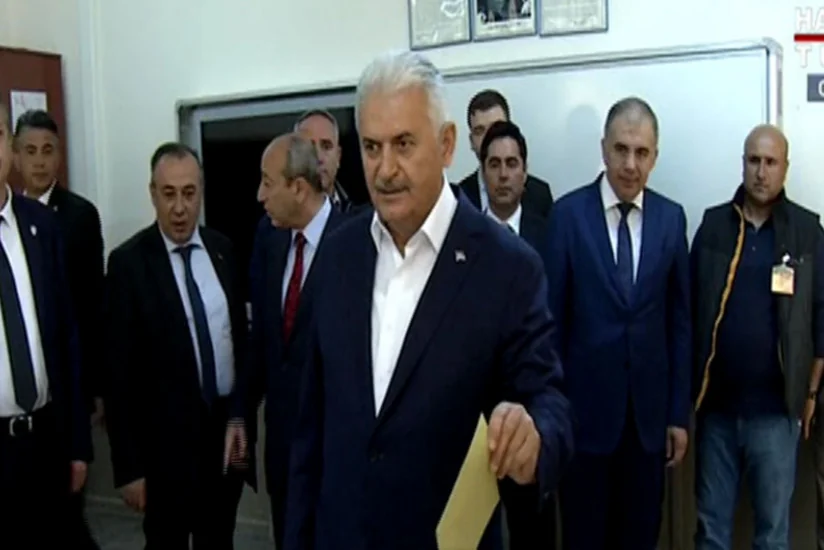 Türkiyənin baş naziri Bineli Yıldırım referendumda səs verib