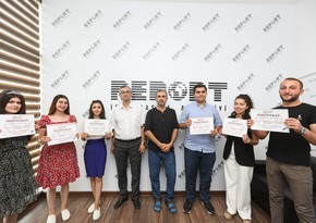 Head of Report Media School: Not all participants stand until the end of the training