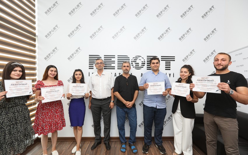 Head of Report Media School: Not all participants stand until the end of the training