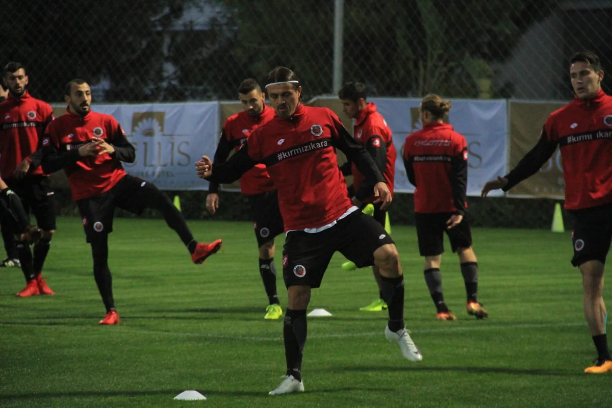 Azərbaycan millisinin futbolçusu Türkiyə klubunda baxışdadır