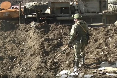 Российские миротворцы обезвредили около тысячи взрывоопасных предметов в Карабахе