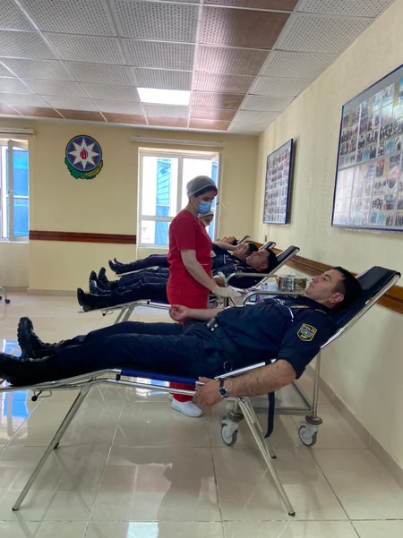 Polis əməkdaşları qanvermə aksiyasında iştirak ediblər