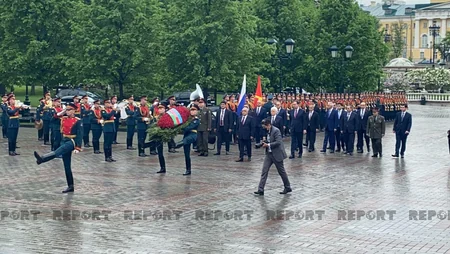 Azərbaycanın Baş naziri Moskvada Naməlum əsgər məzarını ziyarət edib