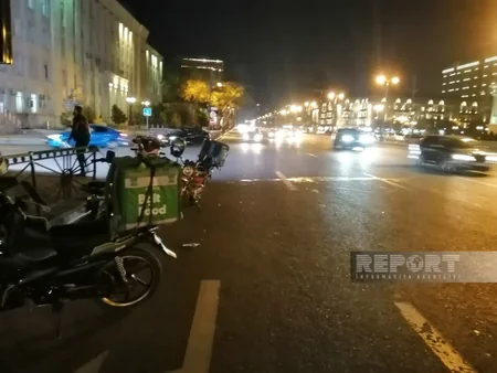 Bakıda qırmızı işıqdan keçən motosikletçini avtomobil vurub