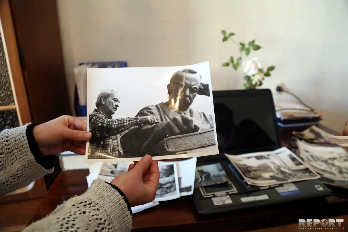 Atasının məzarı üçün hazırladığı abidəni qoymağı 42 il gözləyən Mirəli Mirqasımovun evindən - REPORTAJ