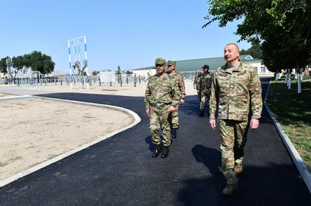 İlham Əliyev MN-in komando hərbi hissələrinin birində yaradılan şəraitlə tanış olub, hərbi hissəyə Döyüş bayrağını təqdim edib