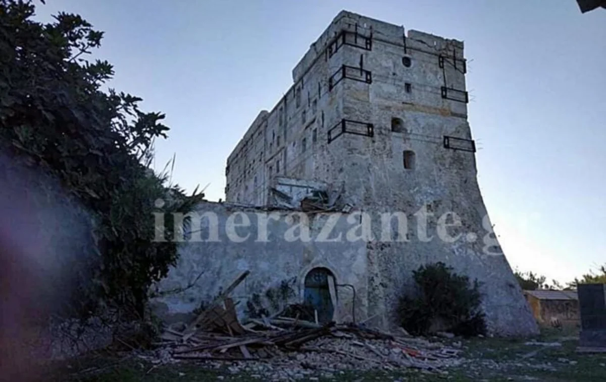 Yunanıstanda zəlzələ nəticəsində kilsə dağılıb