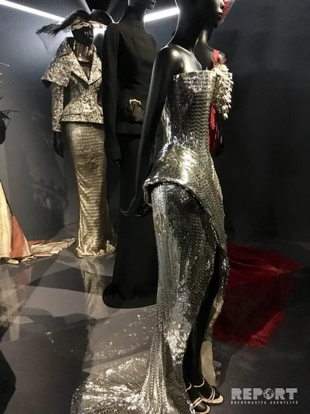 Parisdə məşhur modelyer Kristian Diorun yaradıcılığının 70 illiyi qeyd olunub - FOTOREPORTAJ