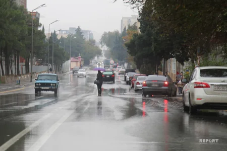 Bakının yağış mənzərəsi: avtomobil və piyada yolları su altında qalıb - FOTOREPORTAJ