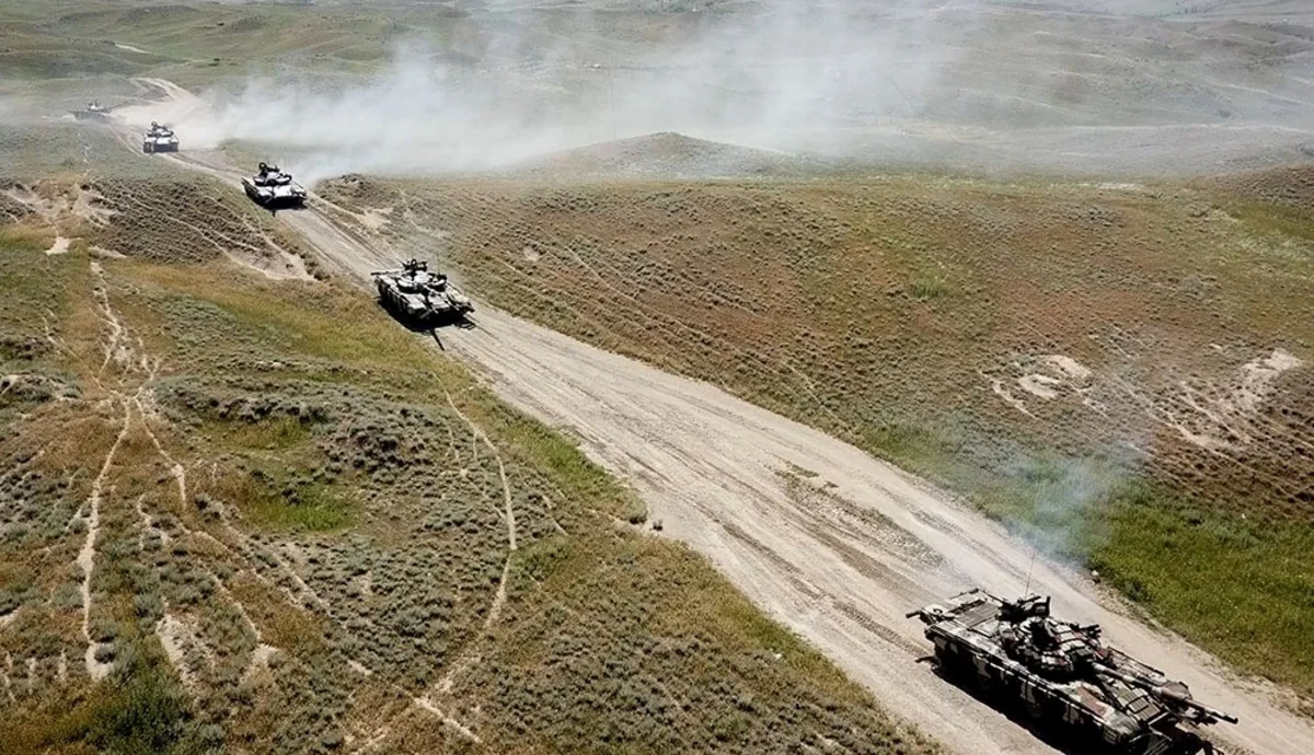 Təlimə cəlb edilmiş tank bölmələri tapşırıqları yerinə yetirirlər - VİDEO