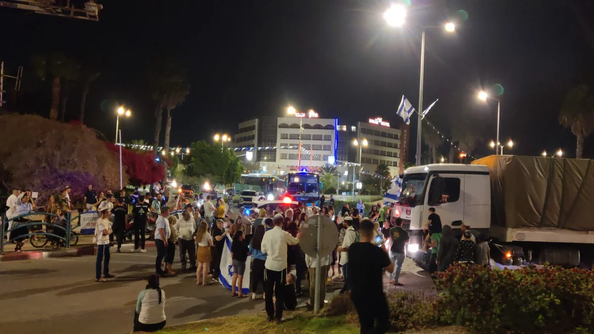 İfrat sağçılar yardımların Qəzzaya daşınmasının qarşısını almaq üçün keçidi bağlayıb