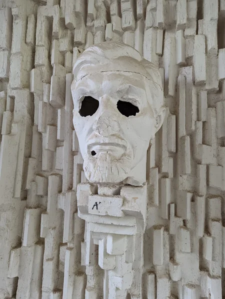 Ermənistanda istirahət parkında tanınmış ermənilərin büstü təhqir edilir