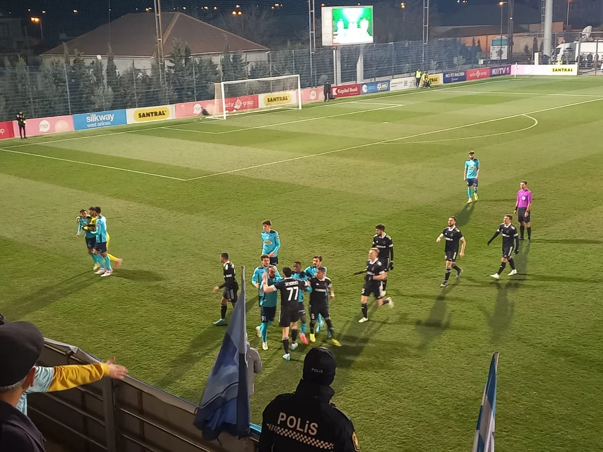Zirə - Qarabağ oyununda futbolçular arasında insident olub