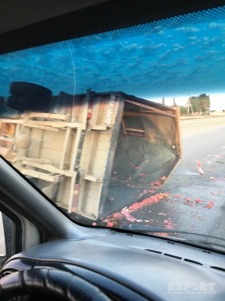 Yevlaxda qarpız daşıyan yük maşını aşaraq yolu kəsib - FOTO