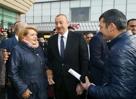 Prezident sakinlərlə söhbət edib, onlarla selfi çəkdirib - FOTOLAR