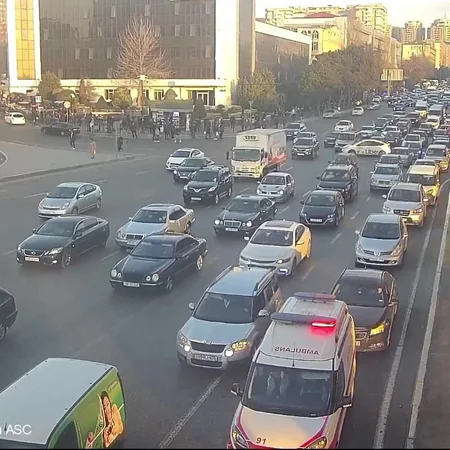 Bakının bir sıra yollarında nəqliyyatın sıxlığı müşahidə olunur