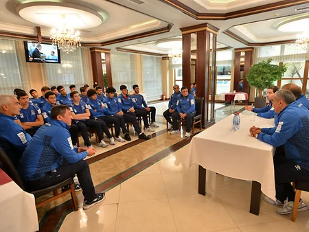 ​Robert Prosineçki Avropa çempionatının seçmə oyunlarına hazırlaşan yığma üzvləri ilə görüşüb