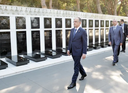 Albaniyanın Prezidenti Şəhidlər xiyabanını ziyarət edib