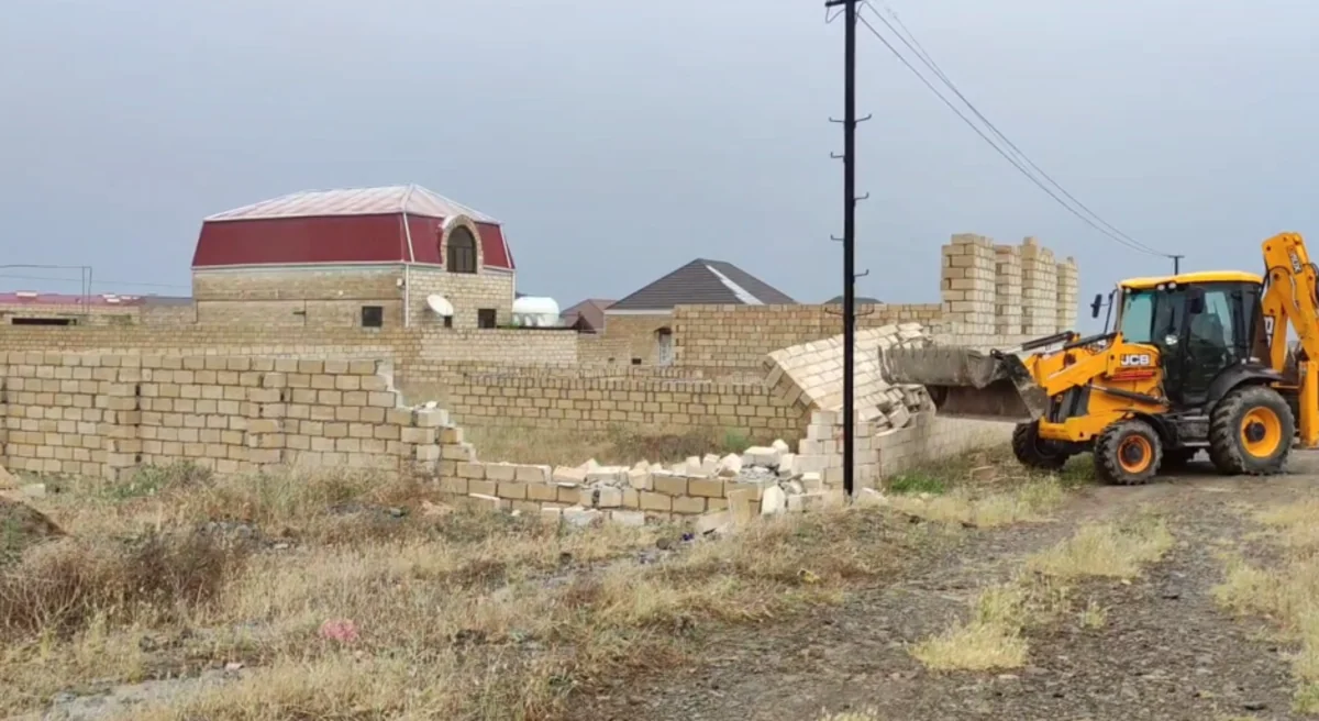 Gəncədə qanunsuz tikililər sökülüb