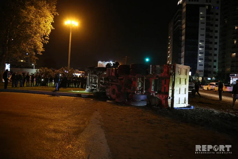 В Баку произошло серьезное ДТП: есть погибшие - ОБНОВЛЕНО - 2 - ВИДЕО