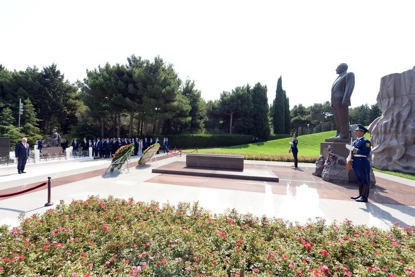 Binəli Yıldırım Heydər Əliyevin məzarını və Şəhidlər xiyabanını ziyarət edib