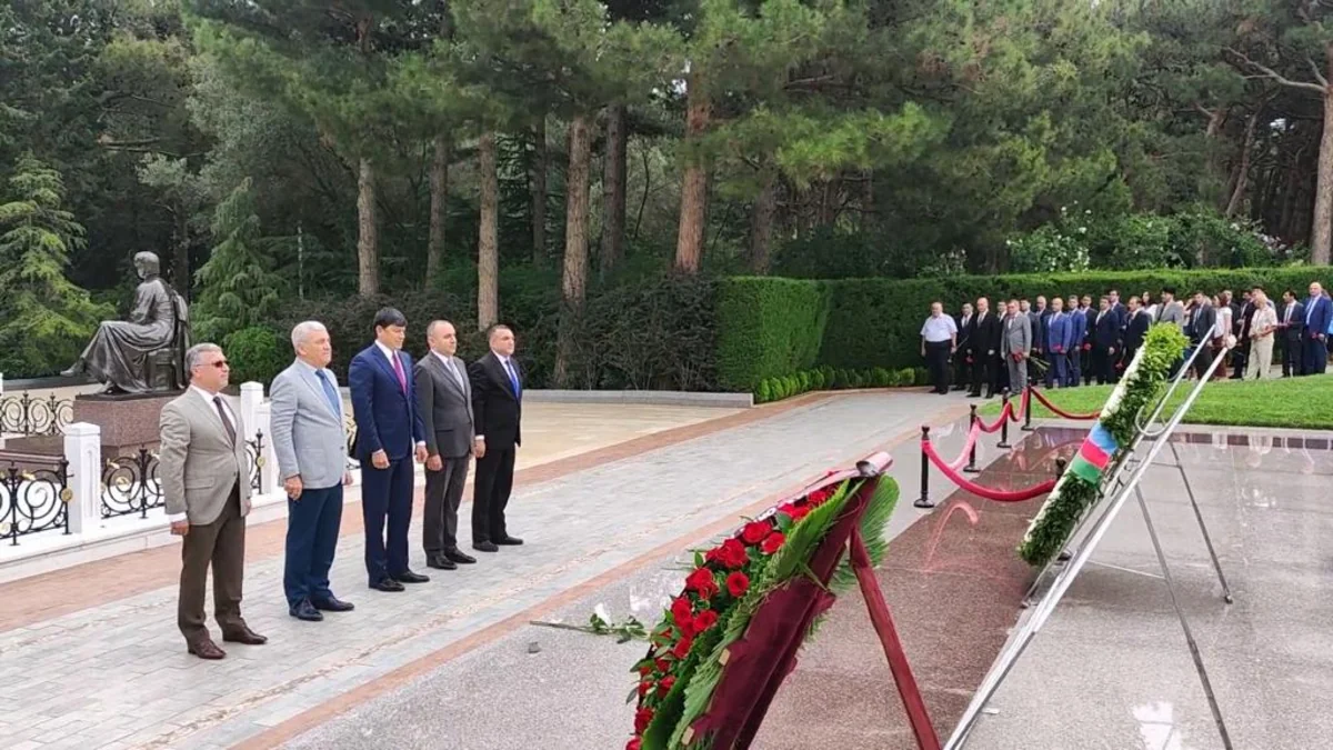 Dövlət Komitəsinin əməkdaşları Heydər Əliyevin məzarını ziyarət edib