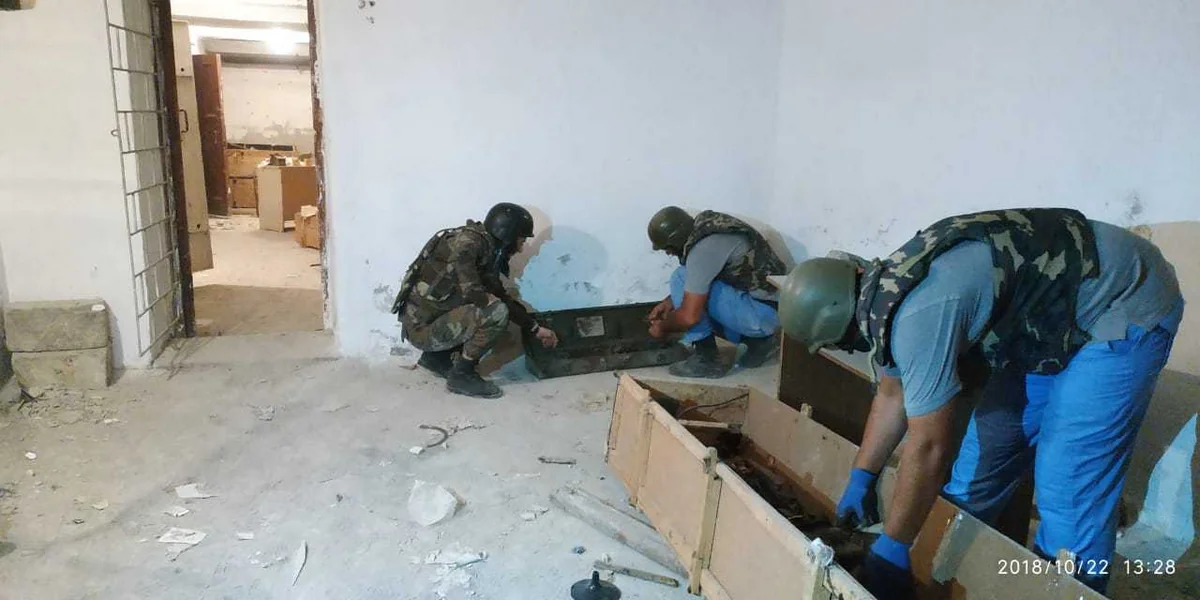 Bakıda orta məktəbin zirzəmisində yüzlərlə partlamamış hərbi sursat aşkarlanıb - FOTO