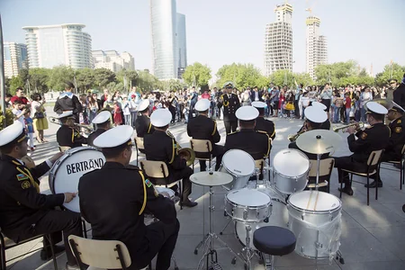 Silahlı Qüvvələrin hərbi orkestrlərinin nümunəvi çıxışları təşkil olunub