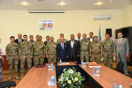 Azad Rəhimov aprel döyüşlərində iştirak etmiş zabitlərlə görüşüb