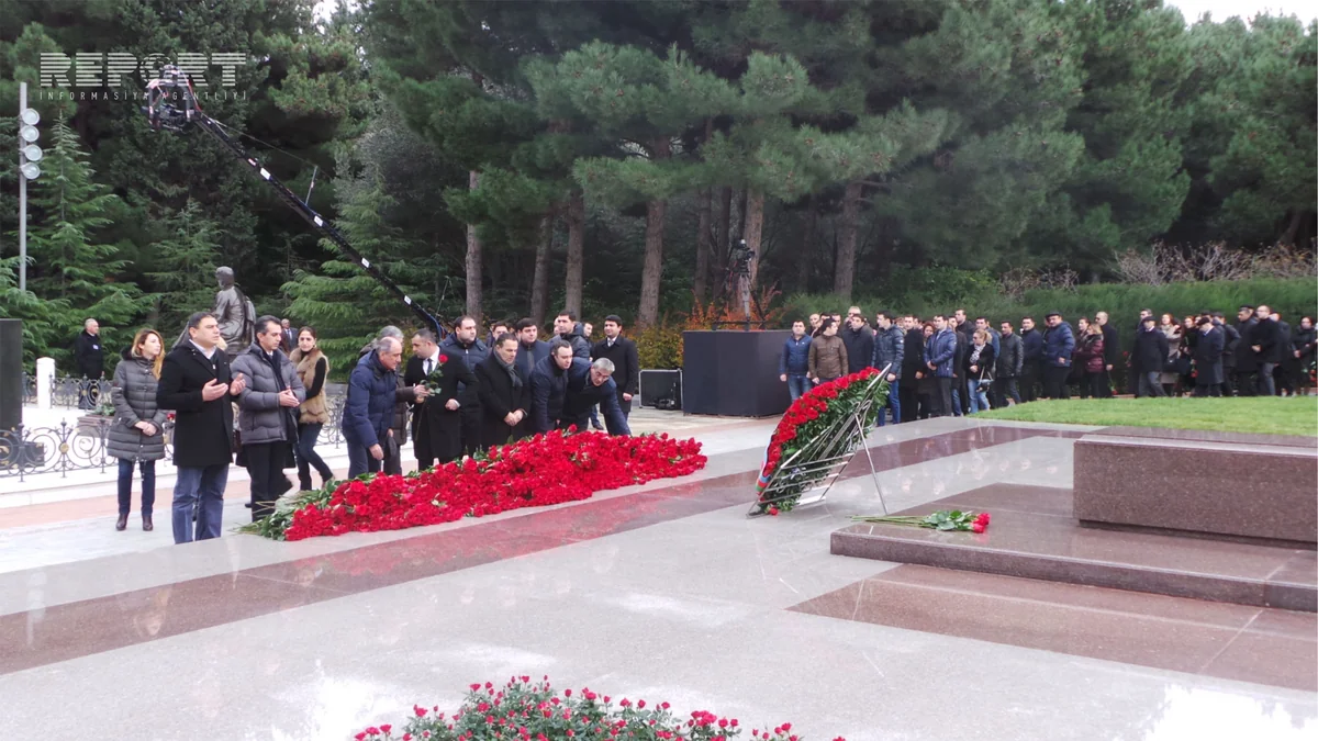 Azərbaycan ictimaiyyəti ümummilli lider Heydər Əliyevin məzarını ziyarət edir - FOTO