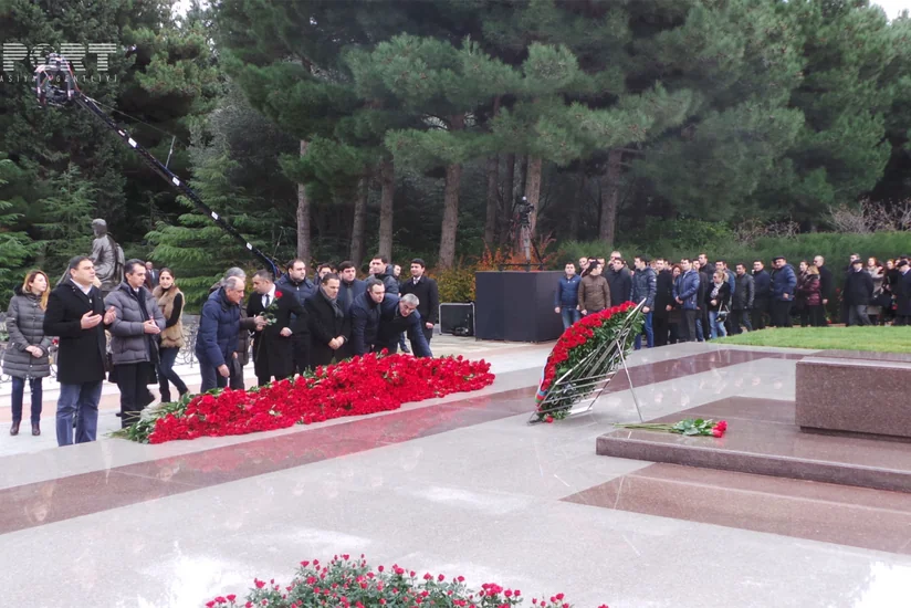 Azərbaycan ictimaiyyəti ümummilli lider Heydər Əliyevin məzarını ziyarət edir - FOTO