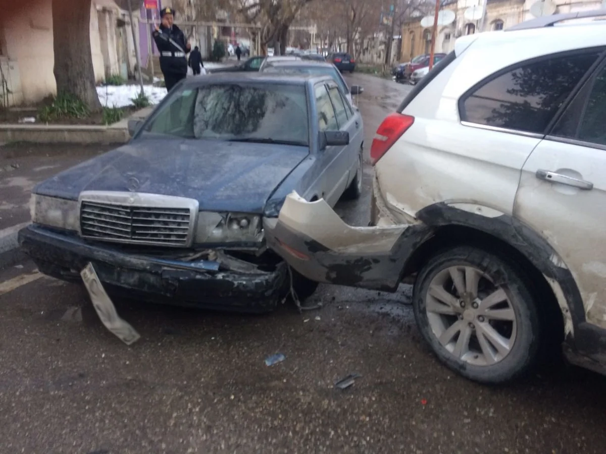 Bakıda iki avtomobil toqquşub, yaralanan var