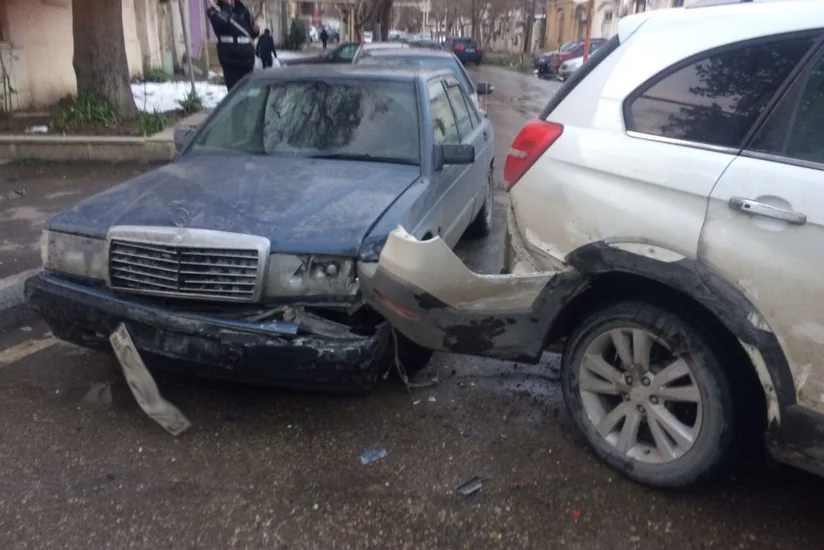 Bakıda iki avtomobil toqquşub, yaralanan var