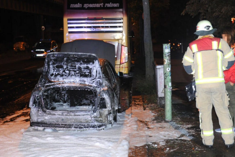 Türkiyənin Almaniyadakı səfirliyinin avtomobili yandırılıb