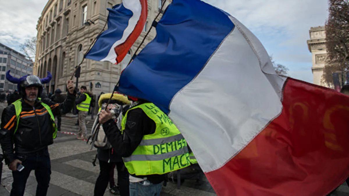 Parisdə “sarı jiletlilər” küçələrə çıxıblar