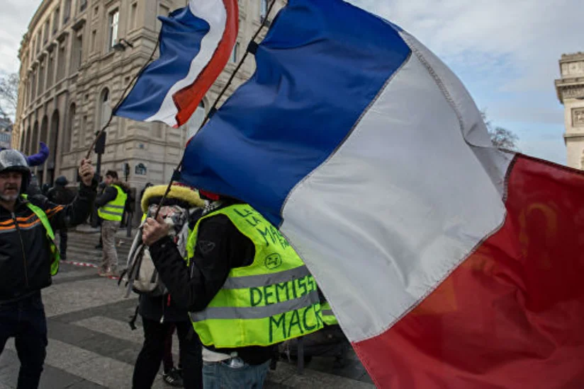 Parisdə “sarı jiletlilər” küçələrə çıxıblar