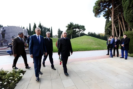 YAP rəhbərliyi Heydər Əliyevin məzarını ziyarət edib