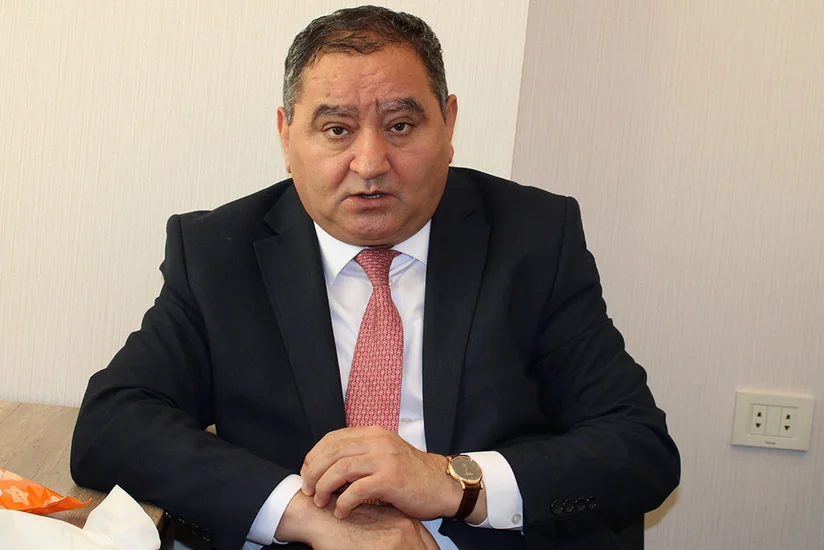 Deputat: Şərq-Qərb nəşriyyatı tenderdə iştirak edəndə digərləri pərən-pərən düşür